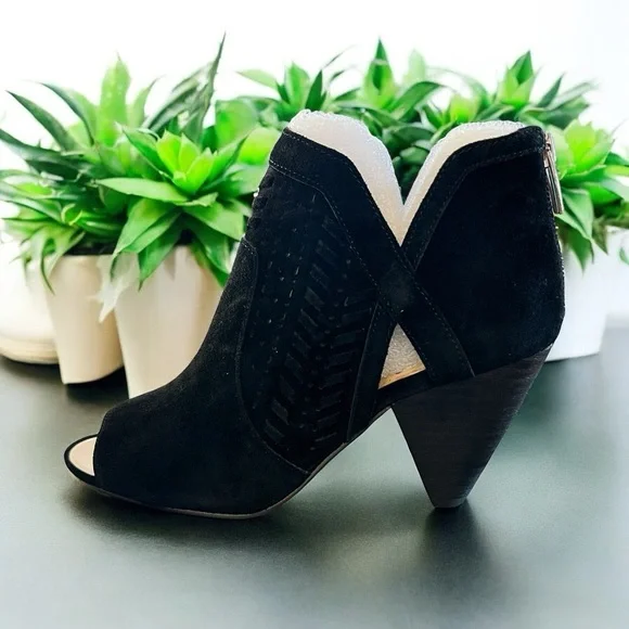 💕VINTAGE💕 Vince Camuto Black Ankle Booties with Geometric Heel - Picture 2 of 7